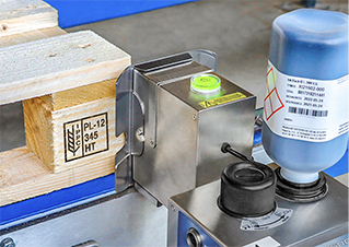 告别传统烙印，德国EBS-2600自动喷码机“一箭双雕”，同时满足木托盘多种标志和溯源可变二维码喷印！